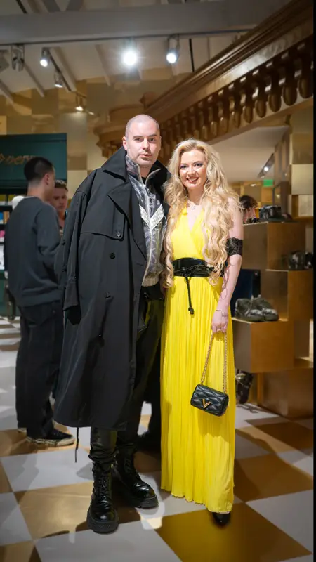 Louis Vuitton’s West Coast celeb specialist Anthony David with Elena Krail.
“This yellow Grecian gown is a Nicolas Ghesquire dress that he made very few of,” David explained
#anthonydavidad
#Panthere_instyle